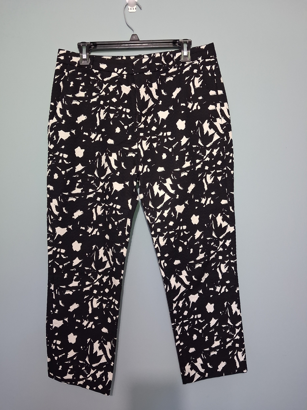 Banana Republic Black & White Abstract With A Textured Feel Capri Pants Sz 8